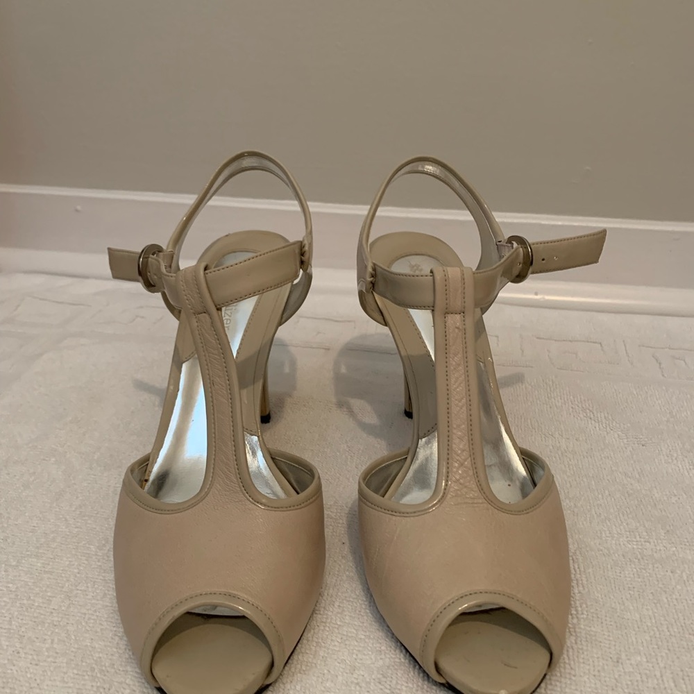 Naturalizers tan t-strap open toed heels size 9